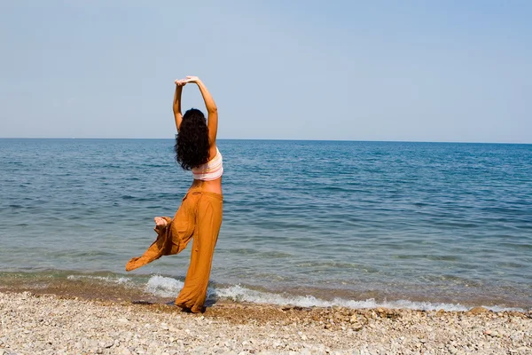 Szczęśliwa młoda kobieta taniec na plaży — Zdjęcie stockowe