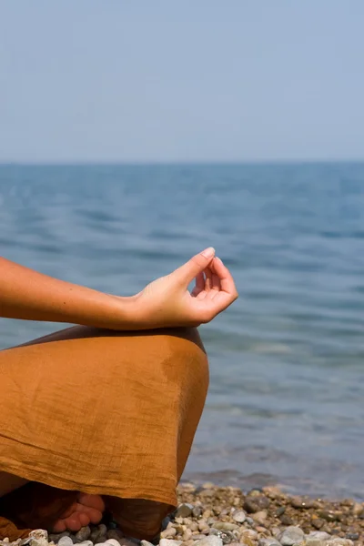 Giovane donna meditazione in spiaggia — Foto Stock