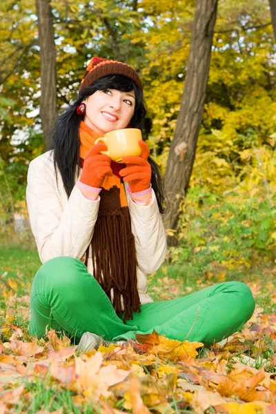 Młoda ładna kobieta z kubkiem herbaty w parku jesień — Zdjęcie stockowe