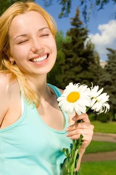 Fun woman rest in the park with flowers — Stock Photo, Image