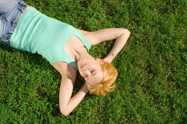 Słodka kobieta odpoczynku na trawie — Zdjęcie stockowe