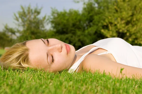 Dolce donna riposo sull'erba verde — Foto Stock