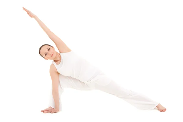 Ung kvinna som tränar yoga — Stockfoto