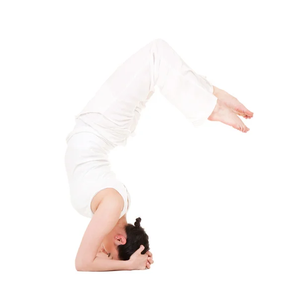 Mladá žena dělá jóga cvičení — Stock fotografie