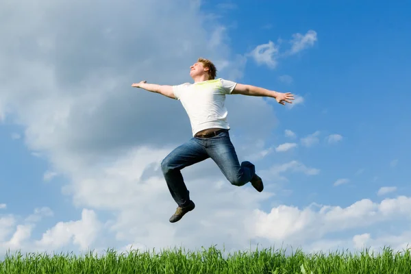 Mutlu adam zıplıyor — Stok fotoğraf