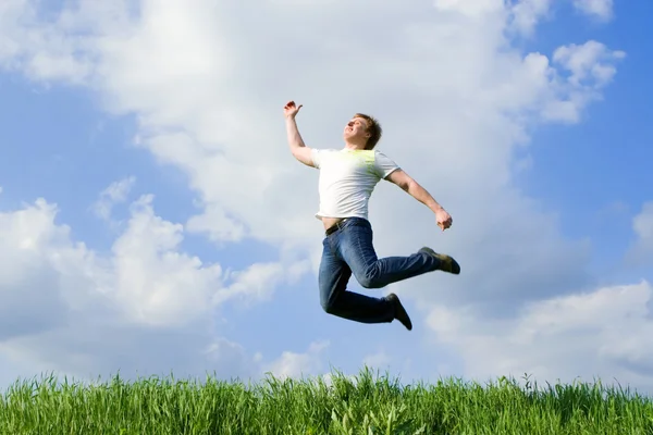 Uomo felice sta saltando — Foto Stock