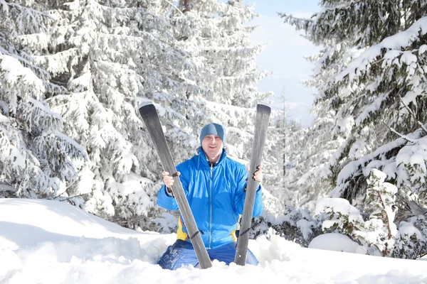 快乐的人，与滑雪在冬季风景 — 图库照片