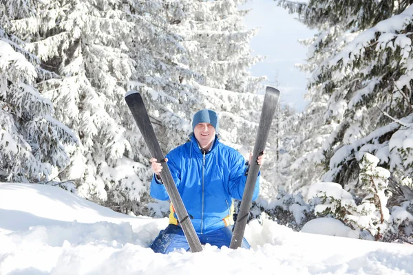 Homem feliz com esqui na paisagem de inverno — Fotografia de Stock