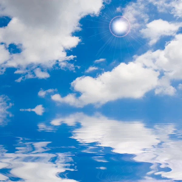 Blaues Meer und sonniger Himmel Hintergrund — Stockfoto