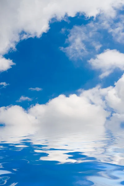 Μπλε θάλασσα και φόντο του ουρανού ηλιόλουστο — Φωτογραφία Αρχείου
