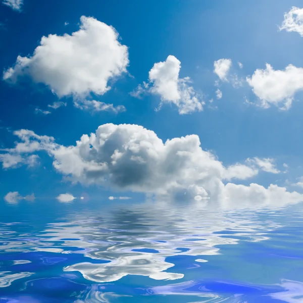 푸른 바다와 맑은 하늘 배경 — 스톡 사진