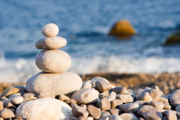 Kiegyensúlyozott kövek a tengerparton — Stock Fotó