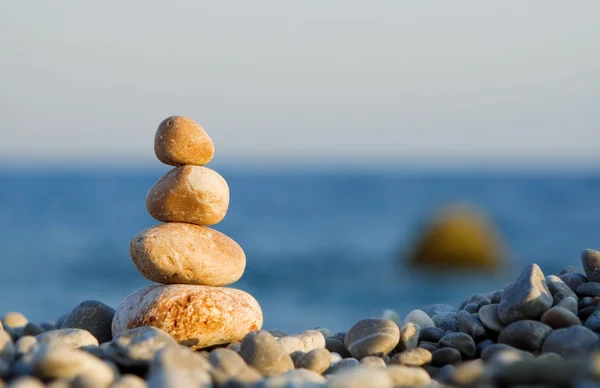 Piedras equilibradas en el mar —  Fotos de Stock