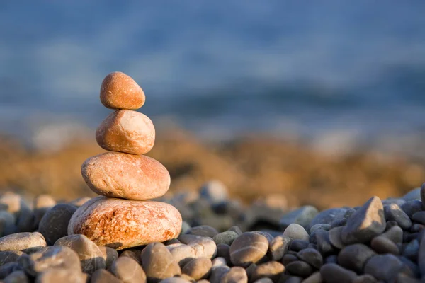 Denizin üzerinde dengeli taşlar — Stok fotoğraf