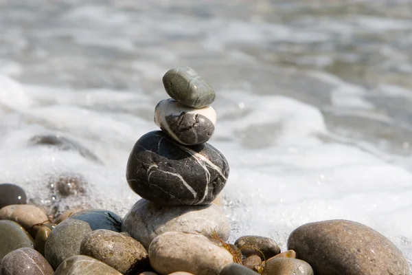 Balancierte Steine auf dem Wasser — Stockfoto