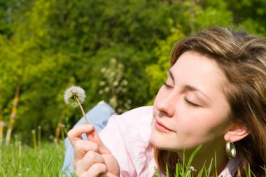 mutlu kız şişirme dandelion