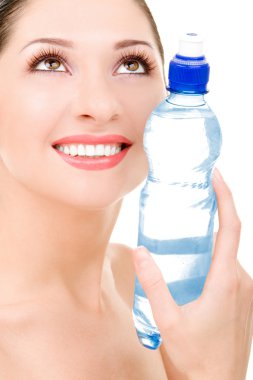 Bir şişe temiz suyla güzel bir kadın.