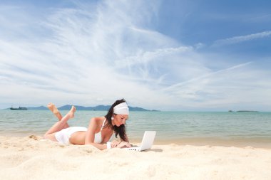 yaz plaj beyaz dizüstü bilgisayar ile sevimli kadın