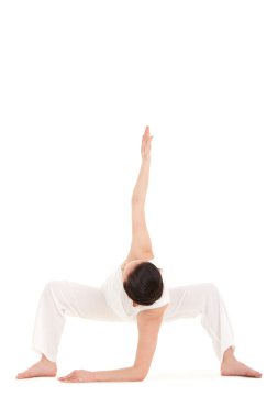 Yoga yapan genç bir kadın.