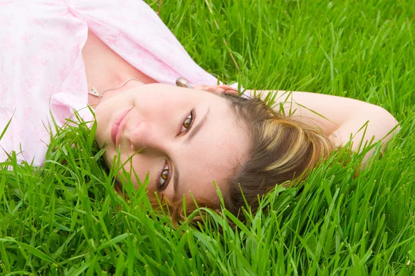 漂亮的女人在绿色草地上休息 — 图库照片