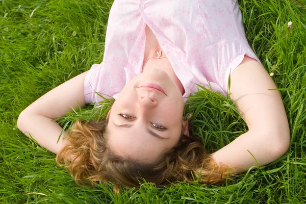Mujer bonita descansar en la hierba verde — Foto de Stock