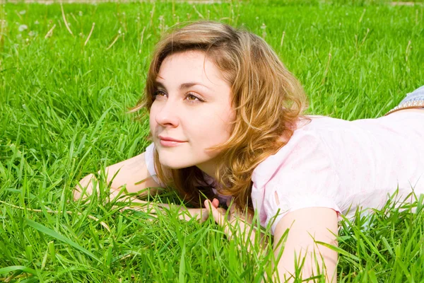Zoete vrouw rust op het gras — Stockfoto