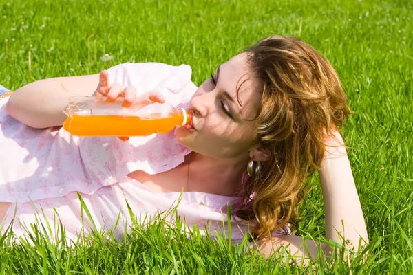 Güzel bir kadın üzerinde yaz glade suyu içme — Stok fotoğraf