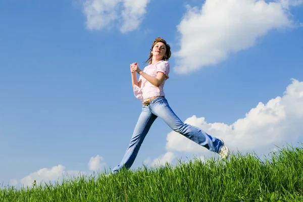Mooie jonge vrouw is springen — Stockfoto