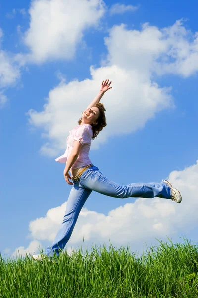 Счастливая молодая женщина прыгает — стоковое фото