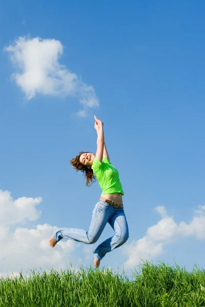 Mujer bastante joven está saltando — Foto de Stock