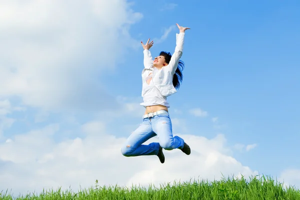 Feliz joven mujer está saltando — Foto de Stock