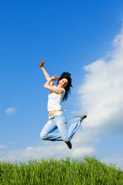 Heureuse jeune femme saute — Photo