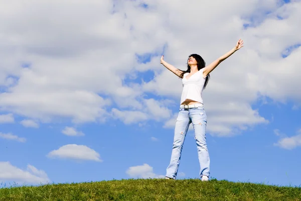 Boldog fiatal nő álmait-repülni a szélben — Stock Fotó