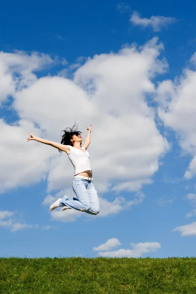 Hübsche junge Frau springt — Stockfoto
