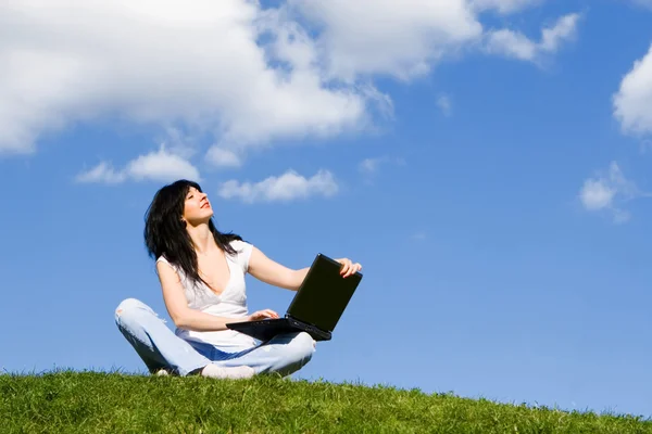 Pretty woman with laptop on the green grass — Stock Photo, Image