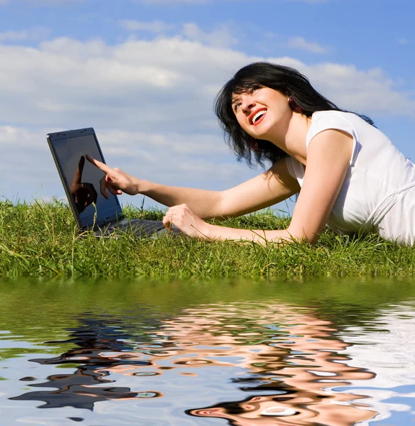 Donna divertente con computer portatile sull'erba verde — Foto Stock