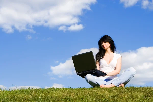 푸른 잔디에 노트북으로 예쁜 여자 — 스톡 사진