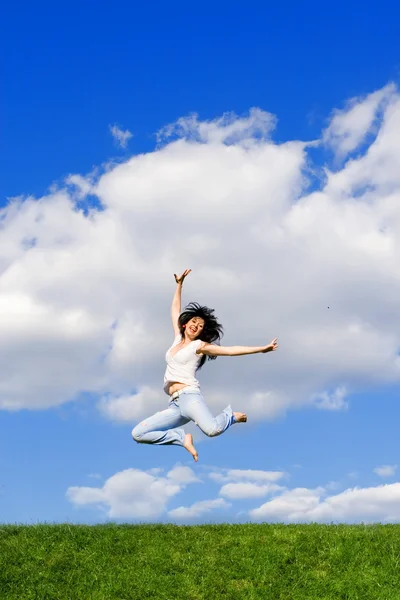 Bella giovane donna sta saltando — Foto Stock