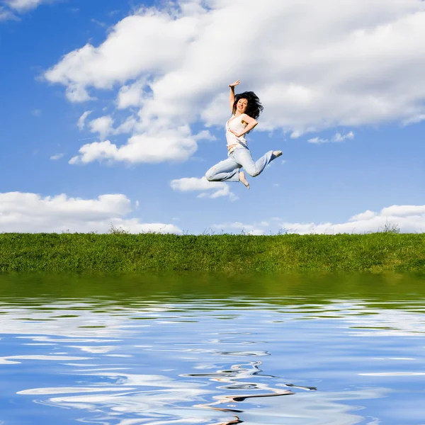 Красива молода жінка стрибає — стокове фото