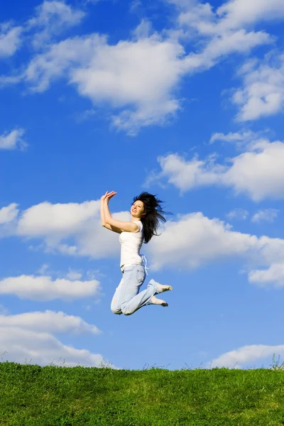 Mujer bastante joven está saltando —  Fotos de Stock