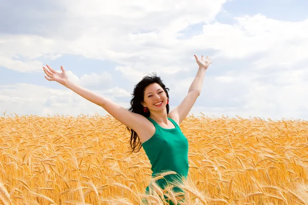 Glückliche Frau im goldenen Weizen — Stockfoto