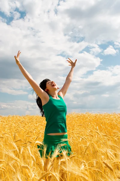 Šťastná žena, skákání v pšenice golden — Stock fotografie