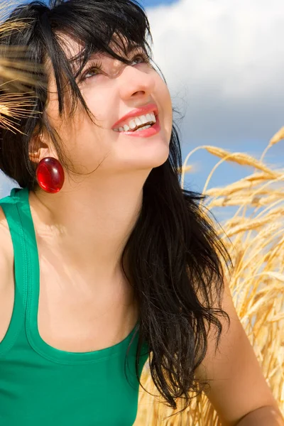 Šťastná žena v pšenice golden — Stock fotografie