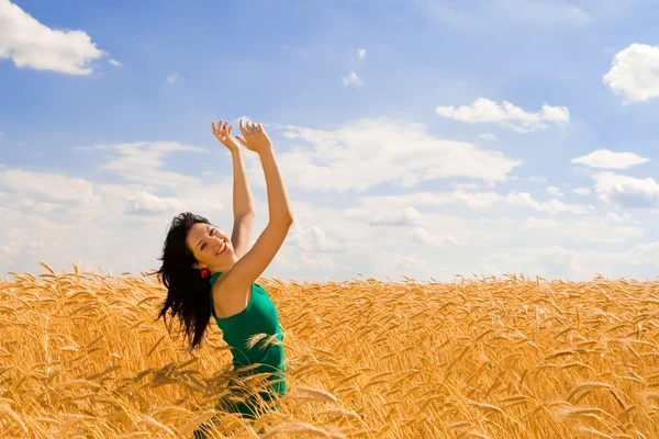 Donna felice che salta nel grano dorato — Foto Stock