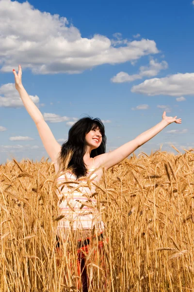 Ευτυχισμένη γυναίκα άλμα στο χρυσό σιτάρι — Φωτογραφία Αρχείου