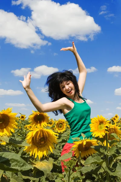 Ausdrucksstarke Frau im Feld der Sonnenblumen — Stockfoto