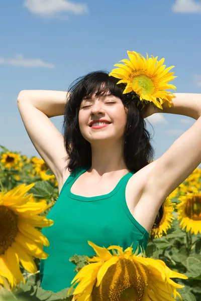 Glückliches Mädchen im Feld der Sonnenblumen — Stockfoto