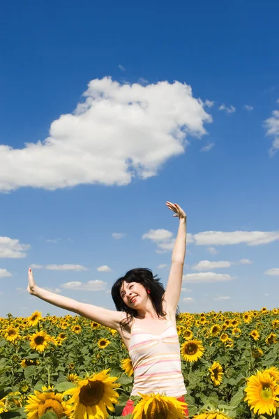 Rolig kvinna på fältet för solrosor — Stockfoto