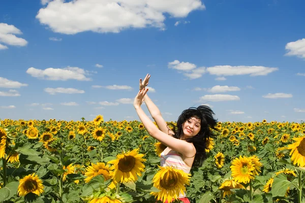 Ayçiçeği tarlasında eğlenceli bir kadın — Stok fotoğraf
