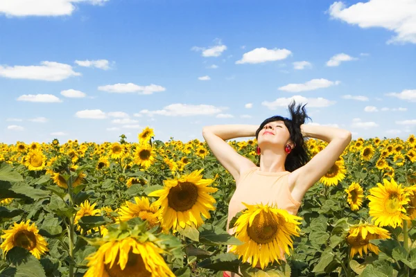 Rolig kvinna på fältet för solrosor — Stockfoto
